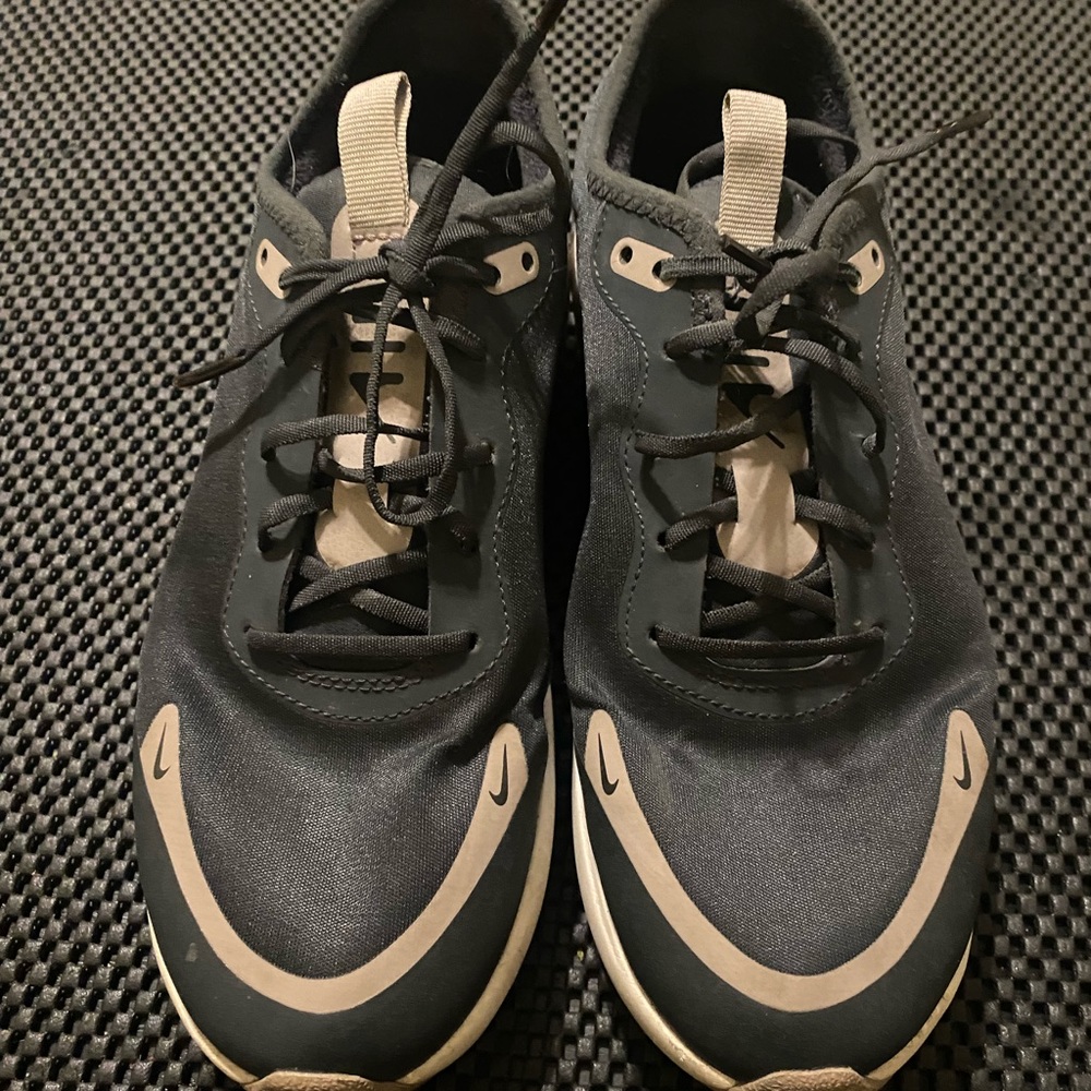 Woman’s airmax 7.5. Grey and white.